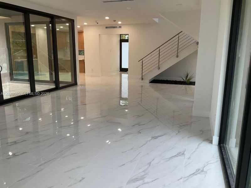 Spacious, unfurnished interior of a new home in , Fort Lauderdale (Image 15).