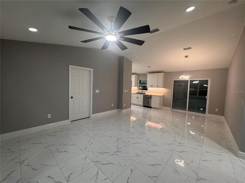 Spacious, unfurnished interior of a new home in , Dunnellon (Image 8).