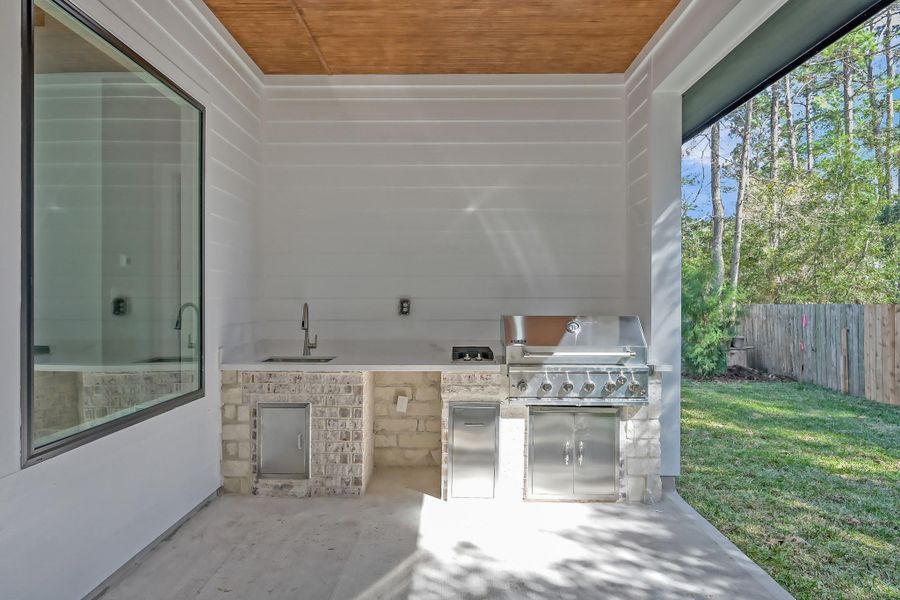 Impressive outdoor kitchen perfect for hosting gatherings year-round