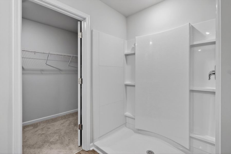 Spacious, unfurnished interior of a new home in Lindera Preserve at Cane Bay Plantation, Summerville (Image 23).