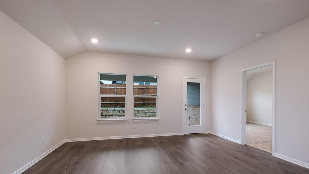 Spacious, unfurnished interior of a new home in Thunder Rock, Marble Falls (Image 9).