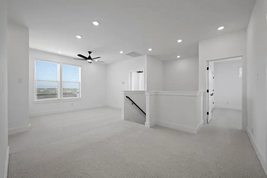 Spacious, unfurnished interior of a new home in Hallimore Ranch, Rosenberg (Image 23).