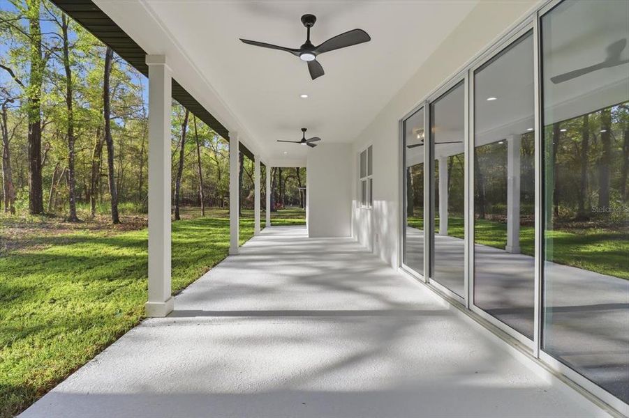 Exterior details and patio area of a home in , Dunnellon (Image 24).