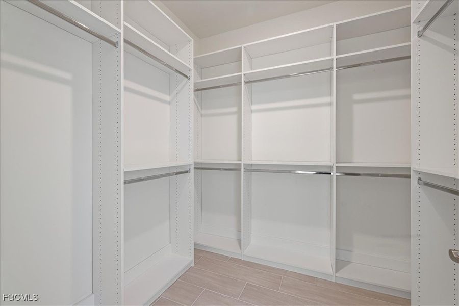 Spacious, unfurnished interior of a new home in Cape Coral, Cape Coral (Image 34).