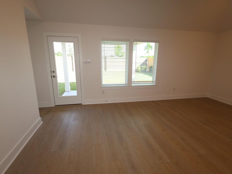 Spacious, unfurnished interior of a new home in Hallimore Ranch, Rosenberg (Image 19).