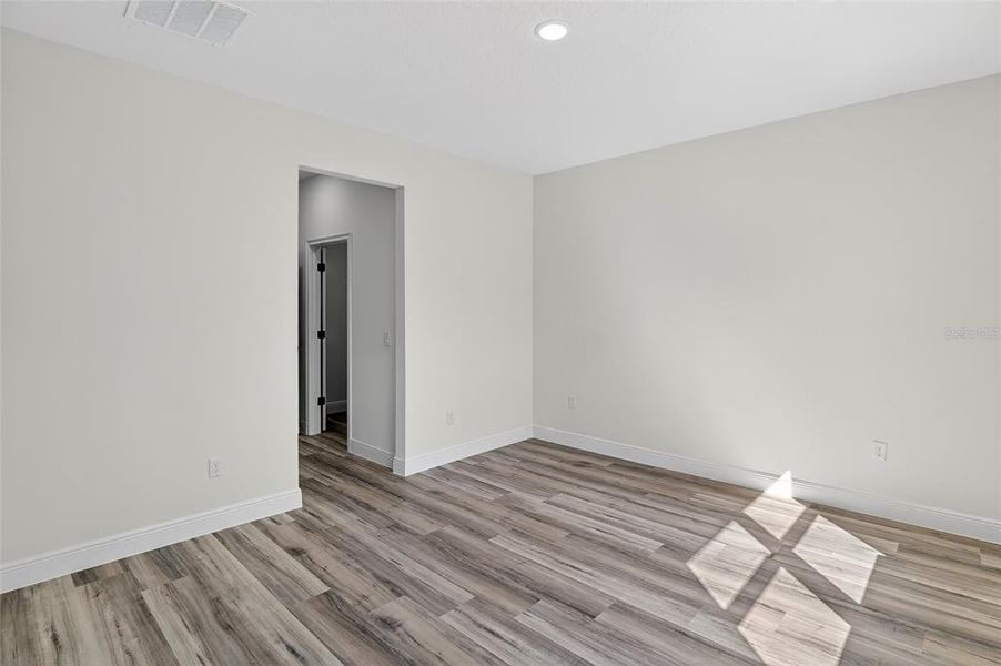 Spacious, unfurnished interior of a new home in , Citrus Springs (Image 13).