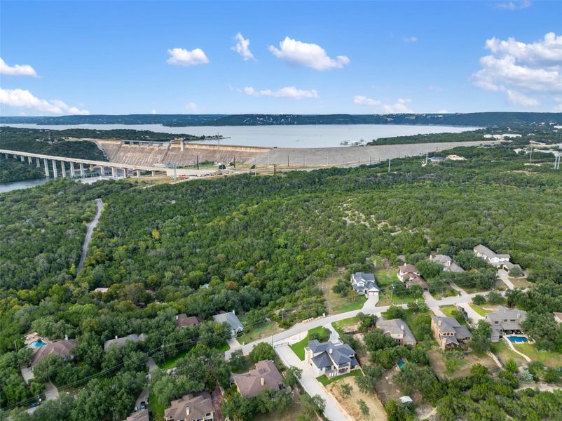 Walking distance to Lake Austin and short drive to Lake Travis. Walking distance to Lake Austin and short drive to Lake Travis.