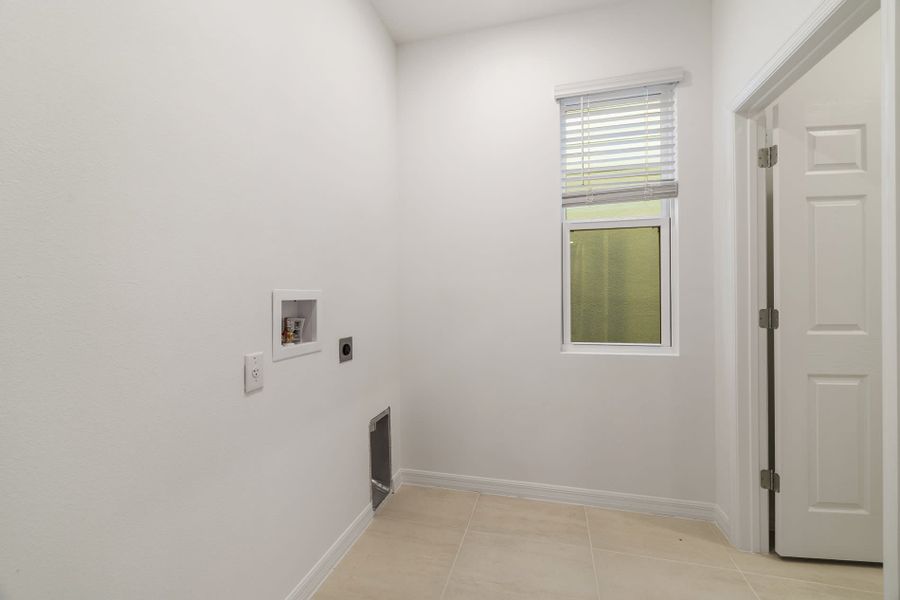 Spacious, unfurnished interior of a new home in Trinity Gardens, Deland (Image 14).