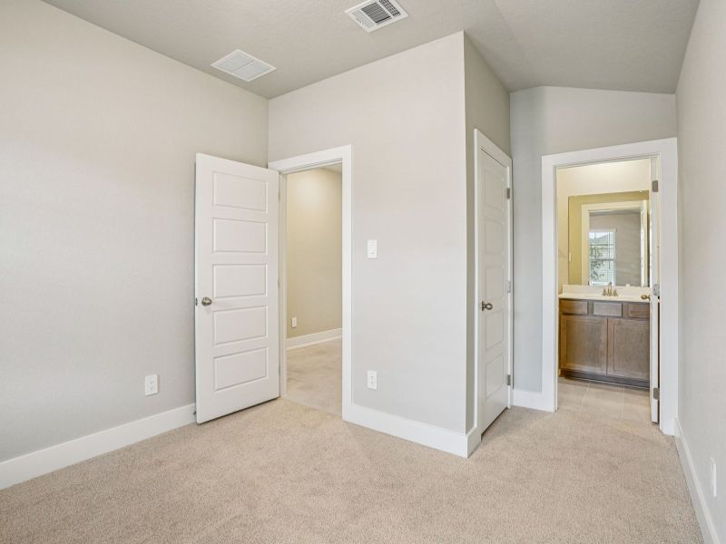 Spacious, unfurnished interior of a new home in Lark Canyon, New Braunfels (Image 28).