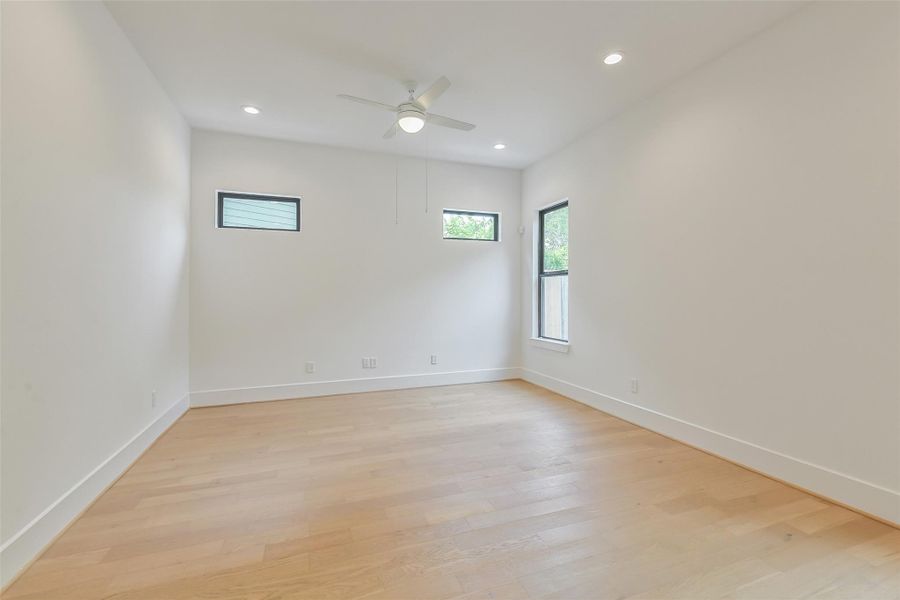 Spacious, unfurnished interior of a new home in Timbergrove Trails, Houston (Image 14).