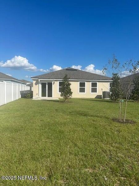Exterior details and patio area of a home in Rookery, Green Cove Springs (Image 3).