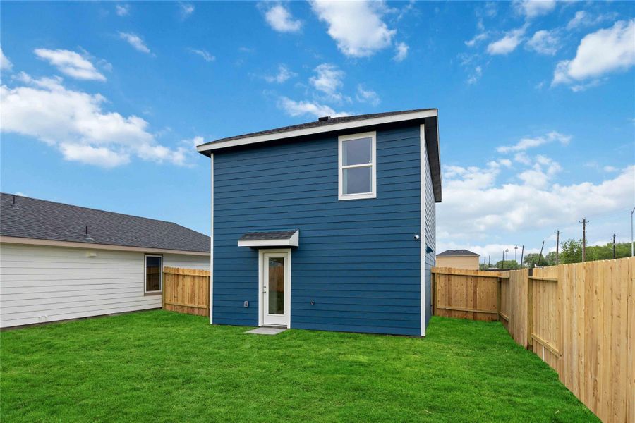 Exterior details and patio area of a home in Pineapple Square, Houston (Image 3).