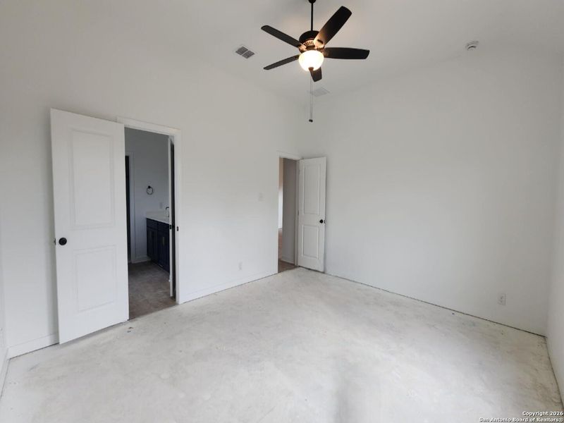 Spacious, unfurnished interior of a new home in Arcadia Ridge, San Antonio (Image 13).