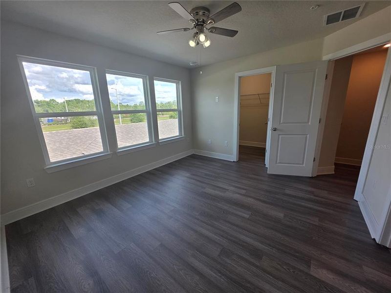 Spacious, unfurnished interior of a new home in , Orlando (Image 12).