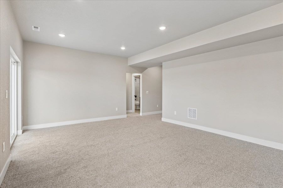 Spacious, unfurnished interior of a new home in Aspen Meadows, Colorado Springs (Image 38).