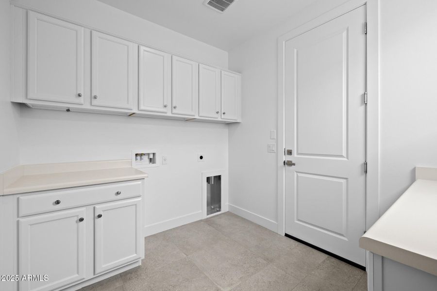 31)LAUNDRY ROOM