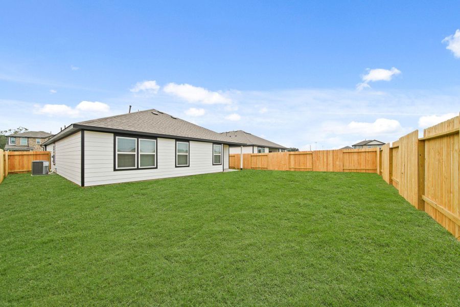 Exterior details and patio area of a home in Valor Park, Bay City (Image 17).