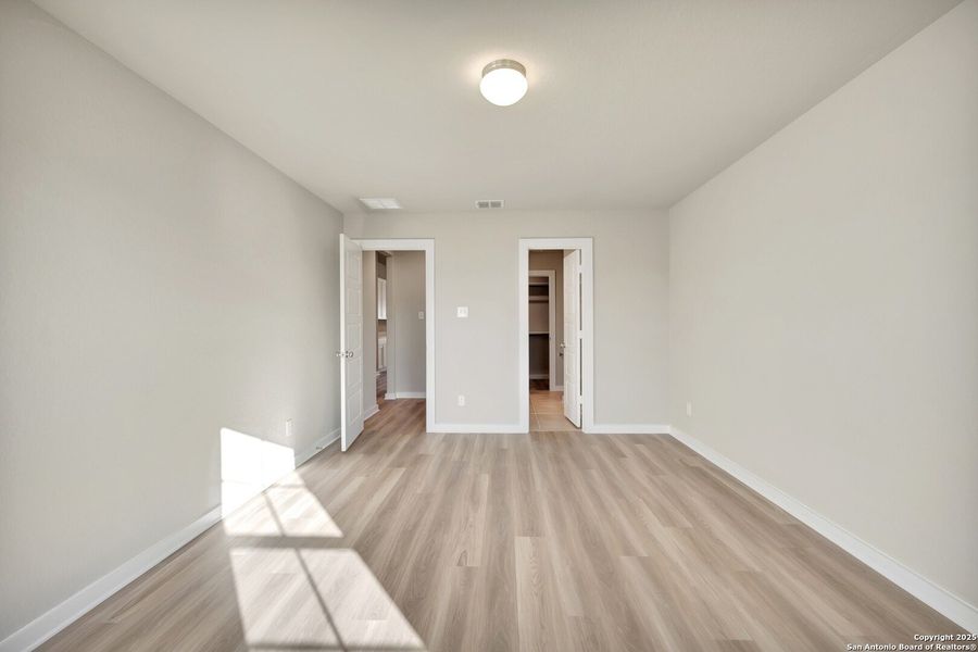 Spacious, unfurnished interior of a new home in Winding Brook, San Antonio (Image 32).