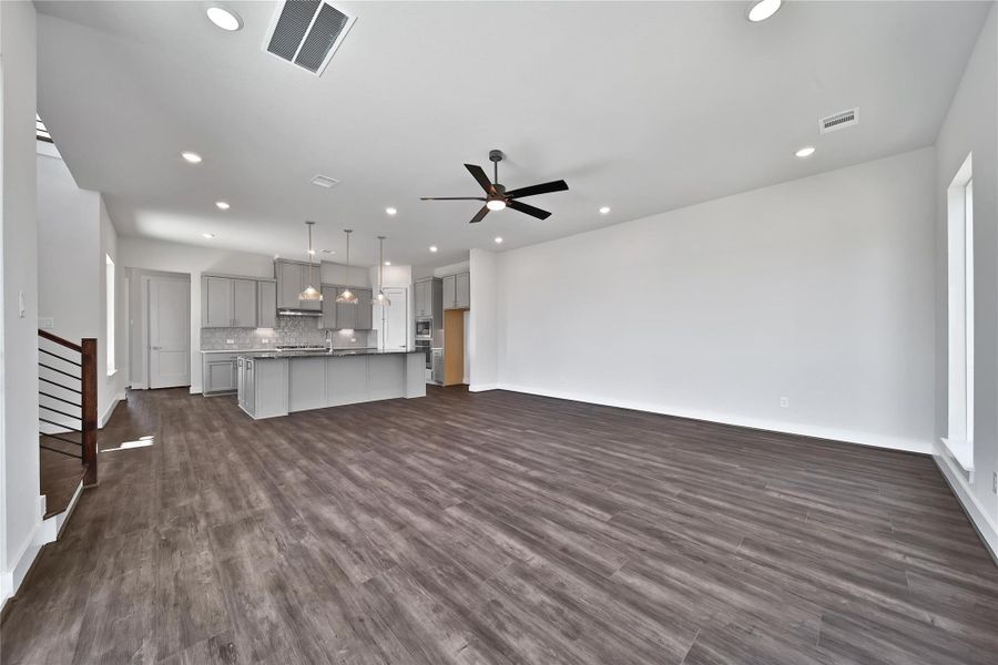 Spacious, unfurnished interior of a new home in Lago Pointe, Seabrook (Image 27). Spacious, unfurnished interior of a new home in Lago Pointe, Seabrook (Image 27).
