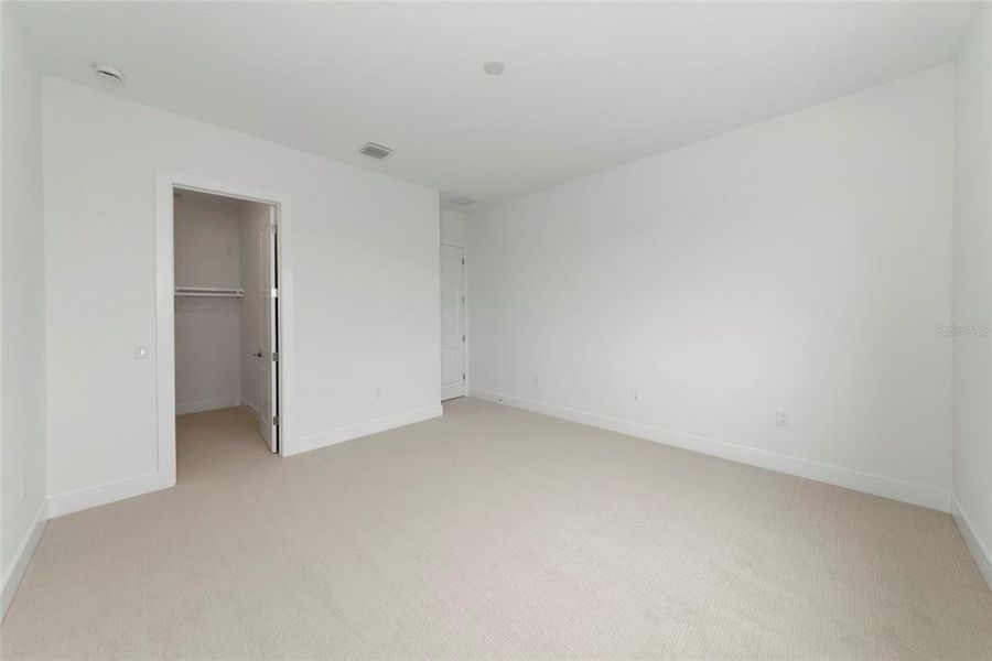 Spacious, unfurnished interior of a new home in , Sarasota (Image 39).
