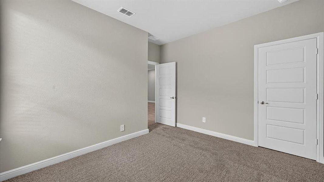 Spacious, unfurnished interior of a new home in Trails of Elizabeth Creek, Fort Worth (Image 22).