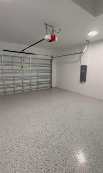 Spacious, unfurnished interior of a new home in , Lehigh Acres (Image 9).