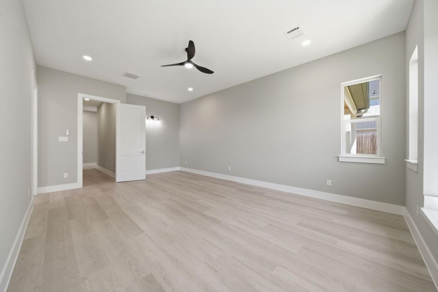 Spacious, unfurnished interior of a new home in , Tomball (Image 39).