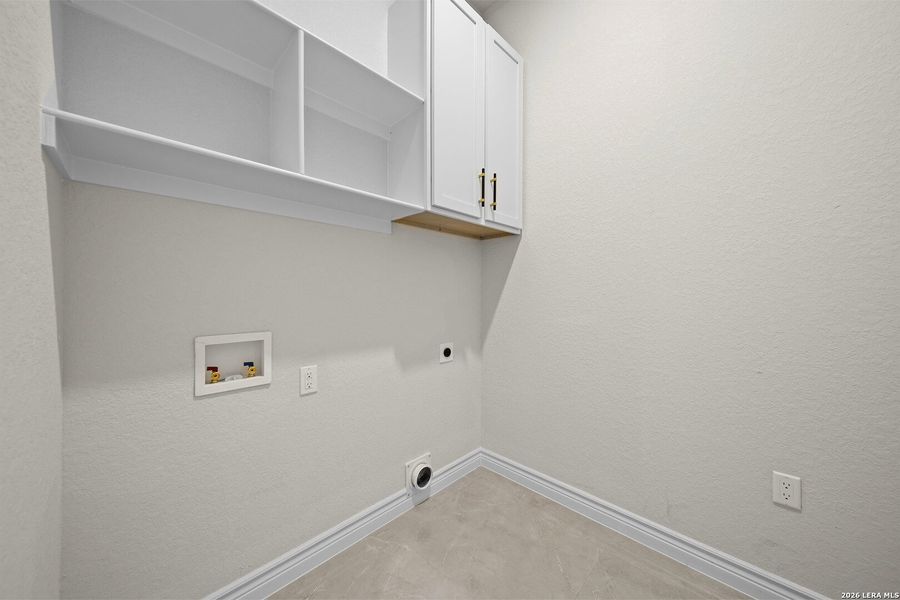 Spacious, unfurnished interior of a new home in , Atascosa (Image 34).