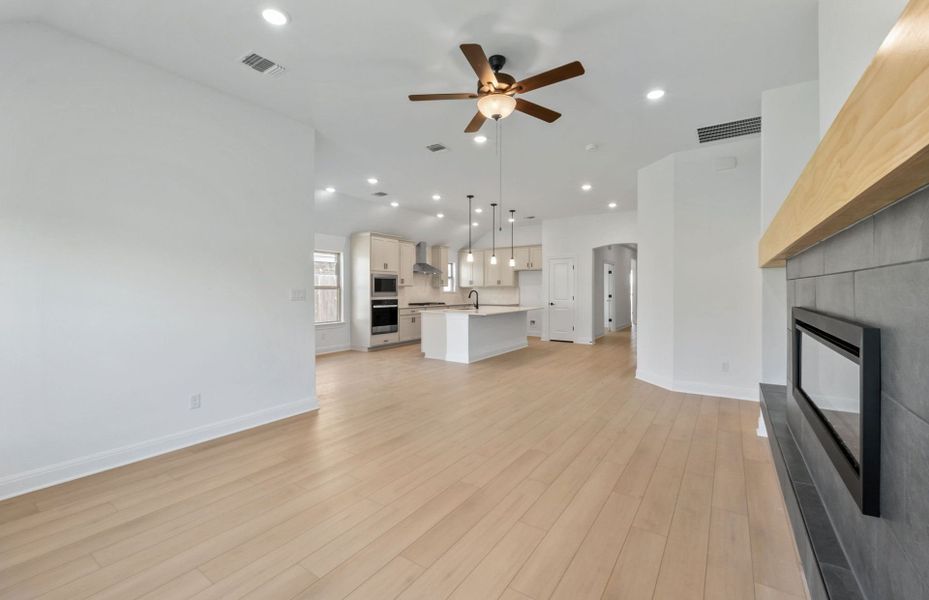 Spacious, unfurnished interior of a new home in Crescent Bluff, Georgetown (Image 25).