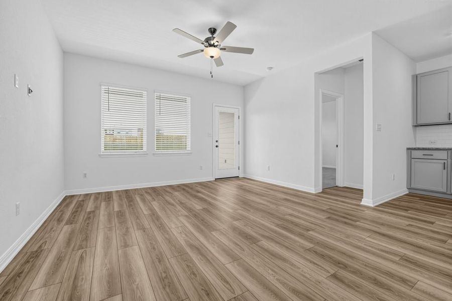Spacious, unfurnished interior of a new home in Sunfield, Buda (Image 11).