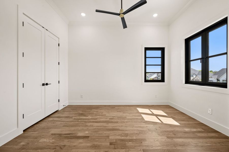 Spacious, unfurnished interior of a new home in The Resort on Eagle Mt. Lake, Fort Worth (Image 46).