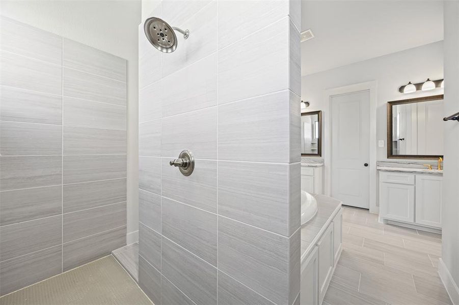 Furnished interior view inside a new home in Waterfall Ranch - 1 Acre Lots, Waxahachie (Image 6). Furnished interior view inside a new home in Waterfall Ranch - 1 Acre Lots, Waxahachie (Image 6).