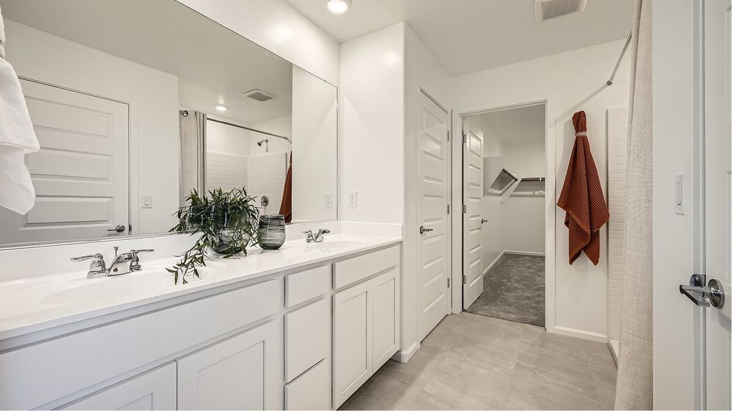 4049 Avery Owners Bath 1of2 F2