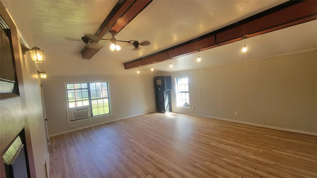 Spacious, unfurnished interior of a new home in , Vidor (Image 19).