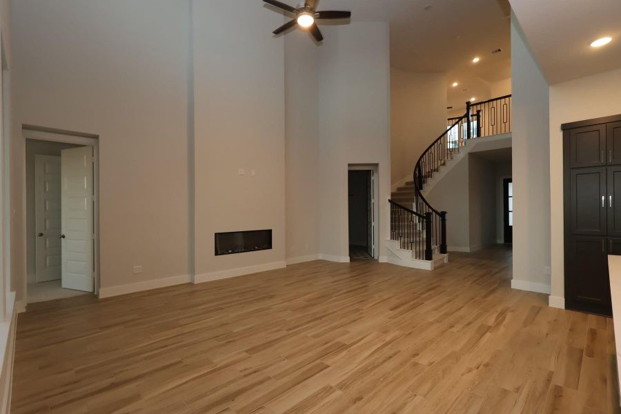 Spacious, unfurnished interior of a new home in Oakhill Reserve, Tomball (Image 6).
