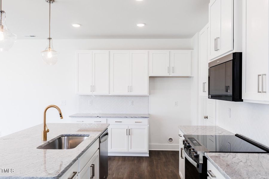 VNF-Lot 47-Aurora (8) VNF-Lot 47-Aurora (8)