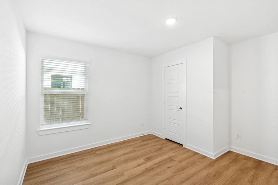 Spacious, unfurnished interior of a new home in Ambrose, La Marque (Image 14).