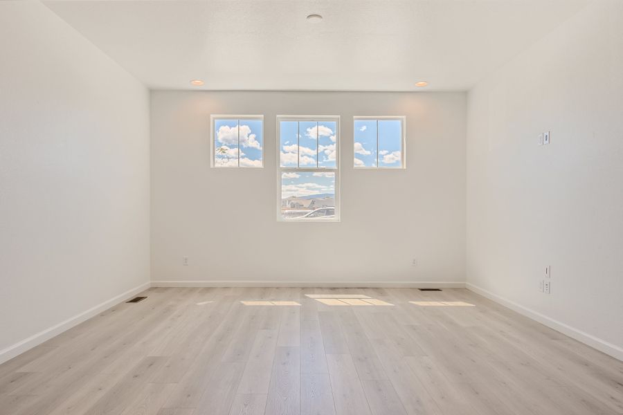 Spacious, unfurnished interior of a new home in The Aurora Highlands, Aurora (Image 18).