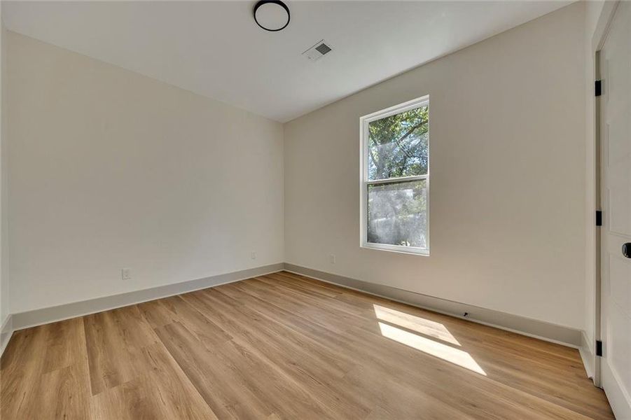 Spacious, unfurnished interior of a new home in , Silver Creek (Image 23).