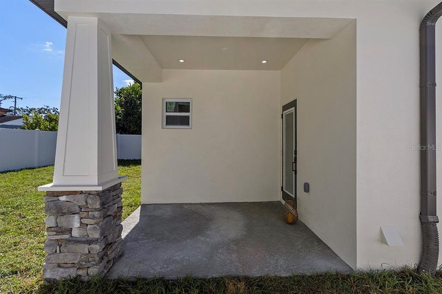 Exterior details and patio area of a home in , Tampa (Image 4).