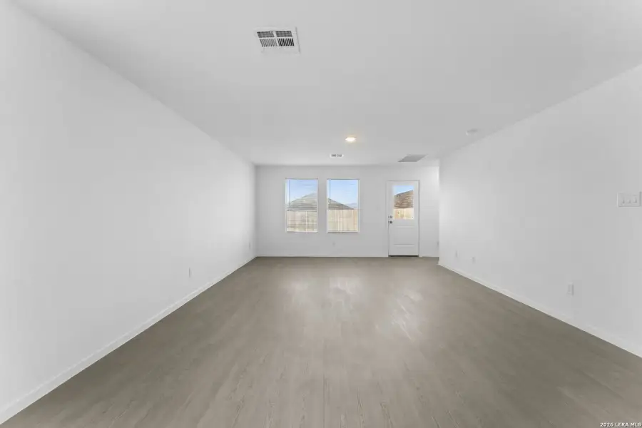 Spacious, unfurnished interior of a new home in Sky Ranch, New Braunfels (Image 19).