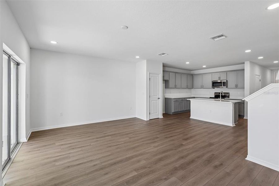 Spacious, unfurnished interior of a new home in Twin Oaks, Zephyrhills (Image 11).