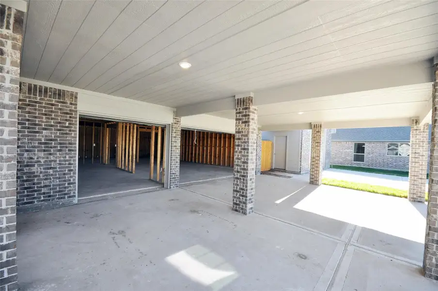 Exterior details and patio area of a home in Pedregal, League City (Image 4).
