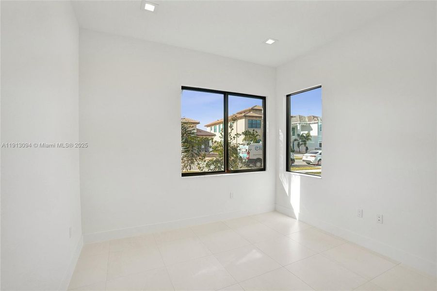 Spacious, unfurnished interior of a new home in Apex at Avenir, Palm Beach Gardens (Image 41).