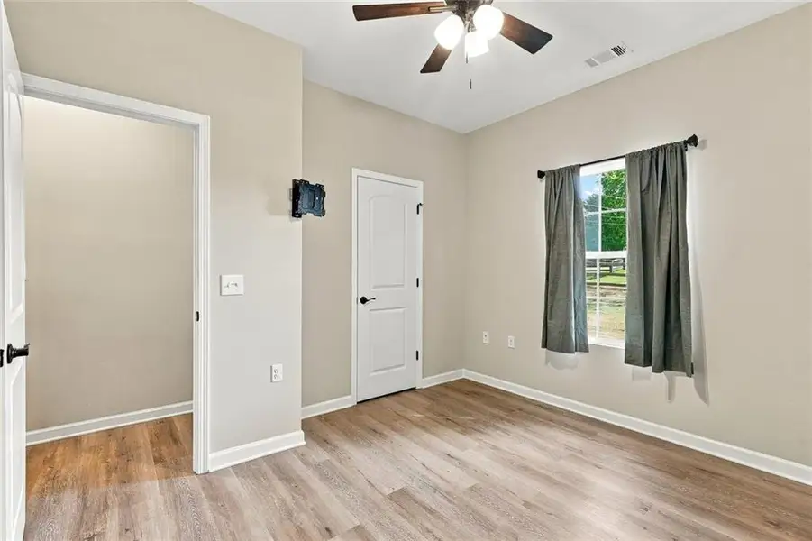 Spacious, unfurnished interior of a new home in , Temple (Image 11).