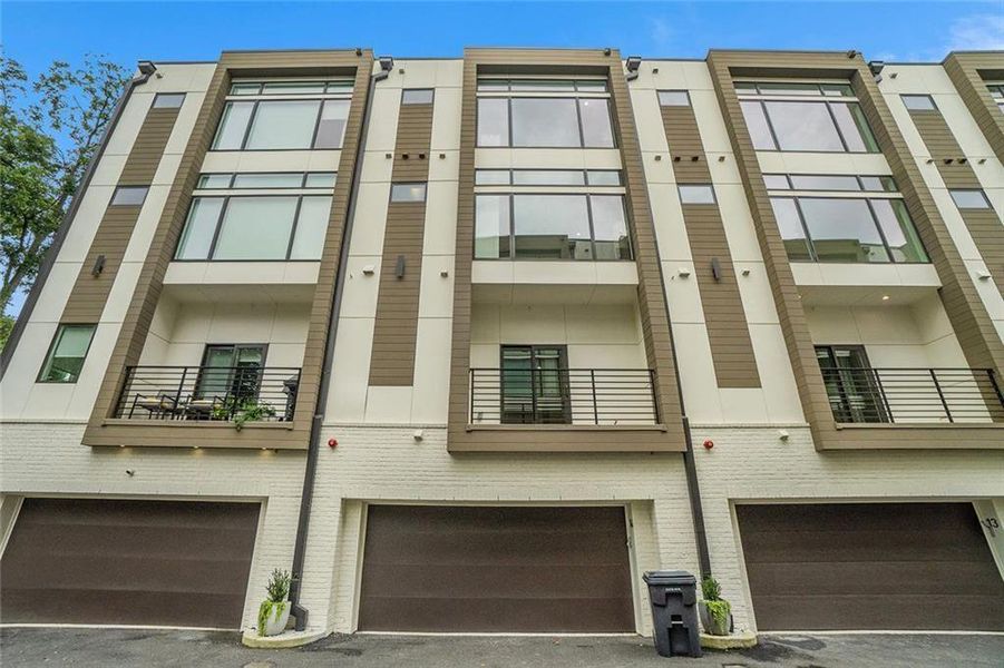 Condo located in Atlanta, GA showcasing its design and architecture (Image 36).