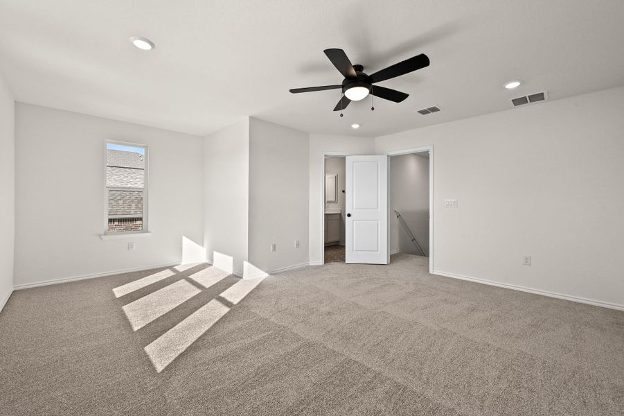 Spacious, unfurnished interior of a new home in Creekside at Estancia, Austin (Image 18).