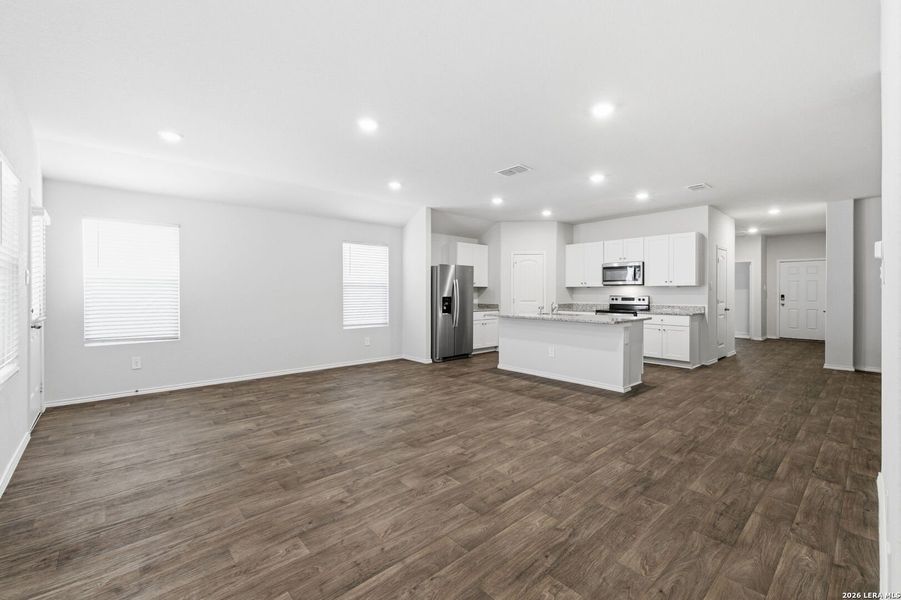 Spacious, unfurnished interior of a new home in Arroyo Ranch, Seguin (Image 23).