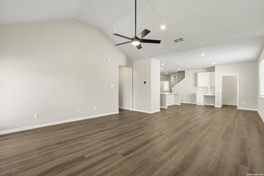 Spacious, unfurnished interior of a new home in Cinco Lakes, San Antonio (Image 22).