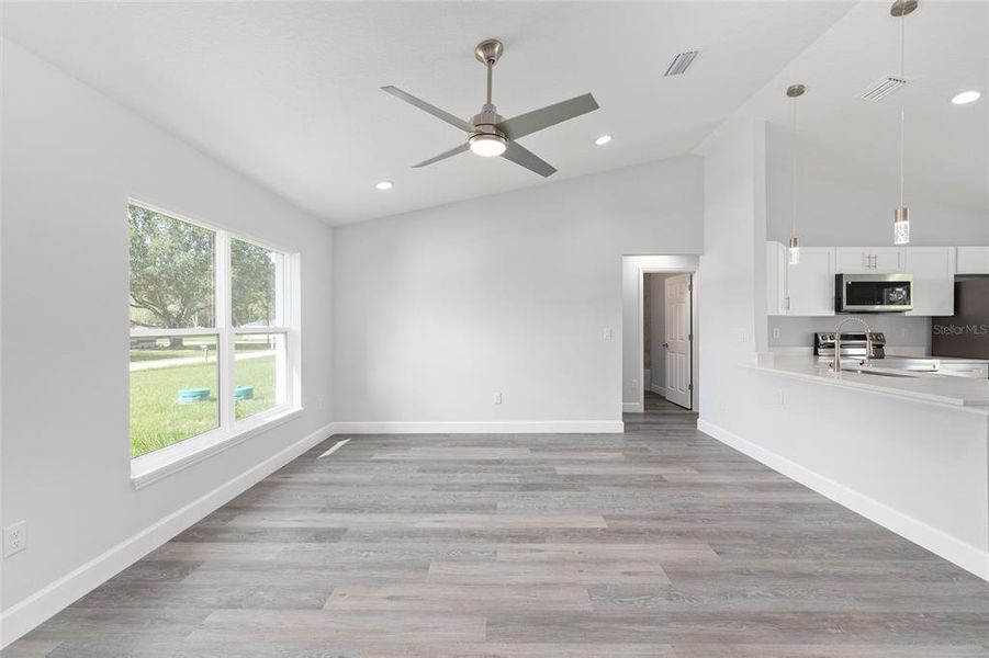 Spacious, unfurnished interior of a new home in , Dunnellon (Image 10).